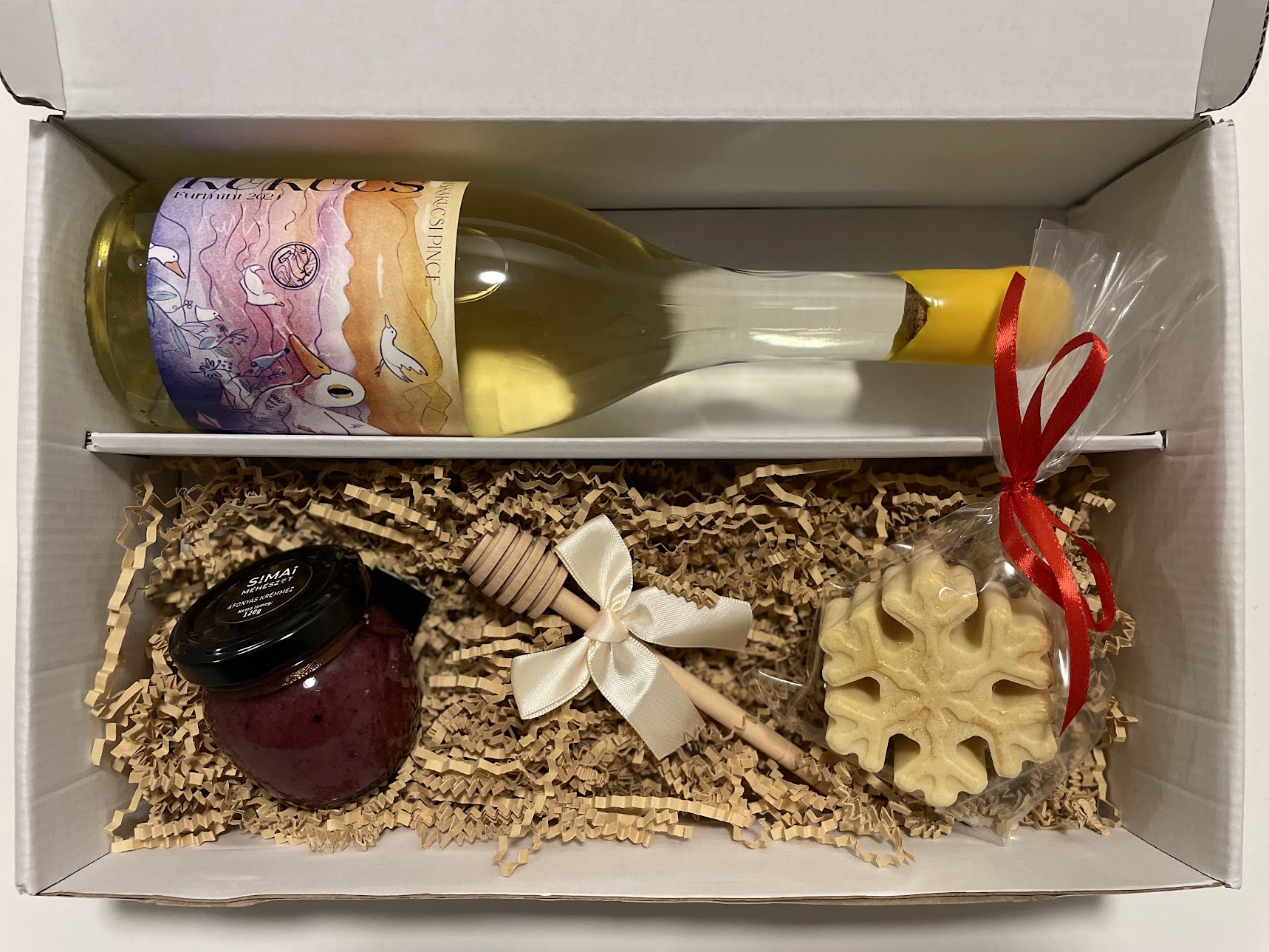 Ajándékdoboz Kukucs Furmint palackkal, áfonyás krémmézzel, mézcsurgatóval és fehér csokoládéval.